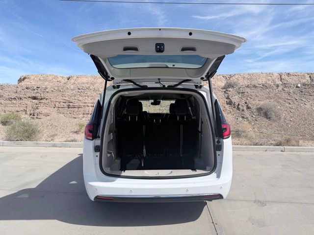 Used 2024 Chrysler Pacifica Touring-L image 37