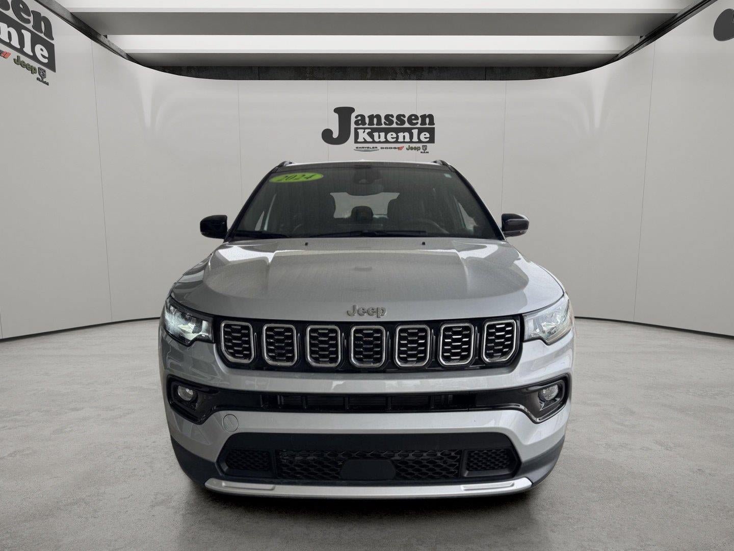 Used 2024 Jeep Compass Limited AWD/4WD image 4