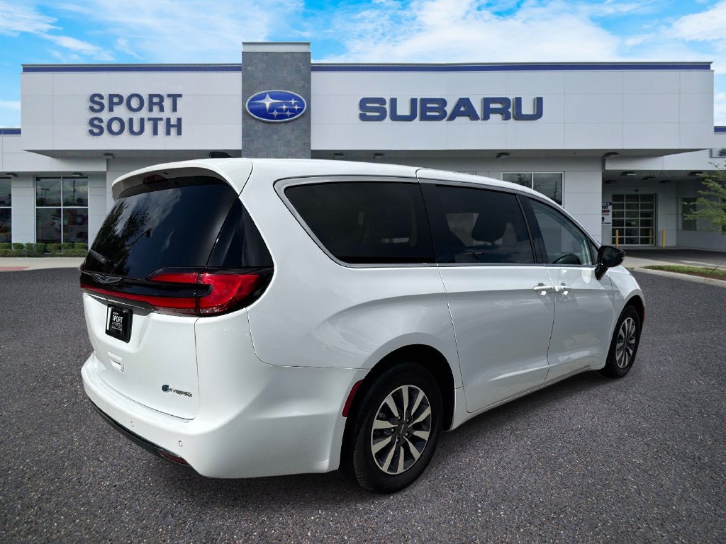 Used 2024 Chrysler Pacifica Limited FWD image 3