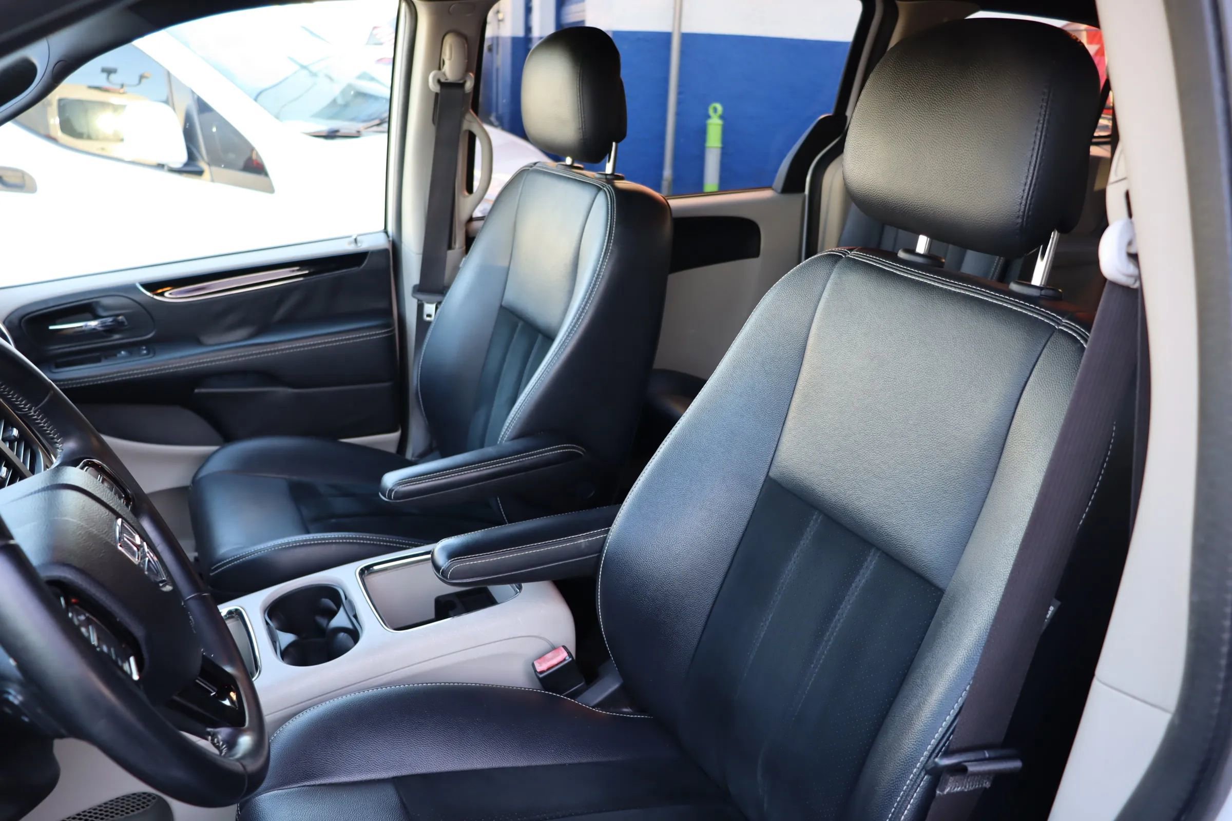 Used 2017 Dodge Grand Caravan SXT image 4