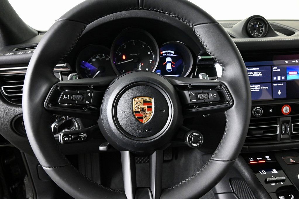 Certified 2026 Porsche Macan AWD/4WD image 9