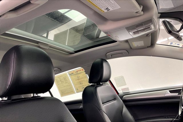 Used 2017 Volkswagen Golf SE image 25