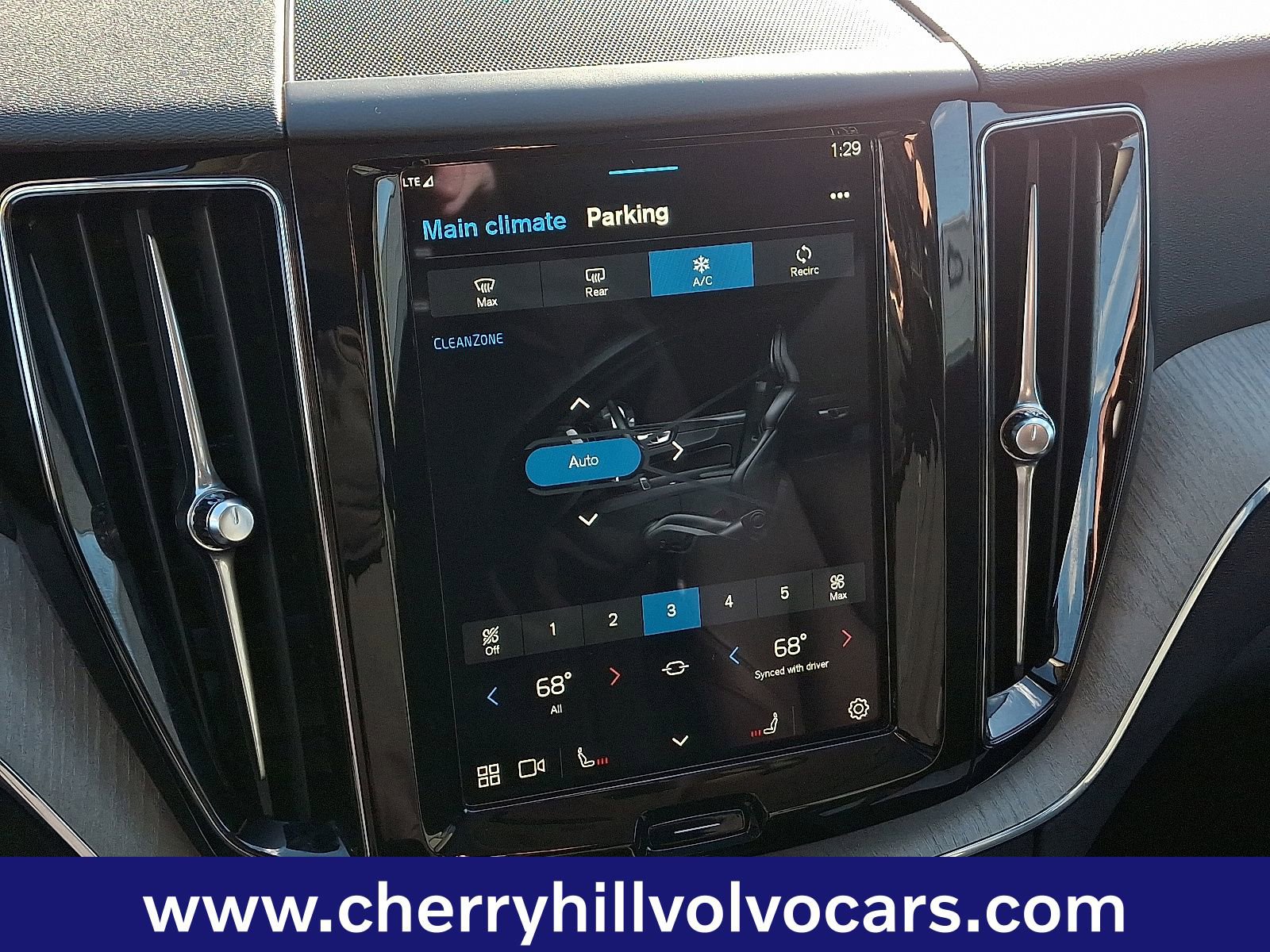 Certified 2025 Volvo XC60 B5 Plus image 17