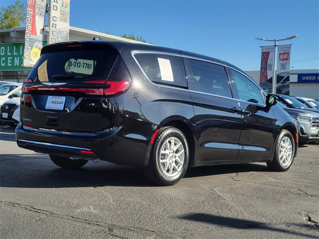 Used 2024 Chrysler Pacifica Touring-L image 2