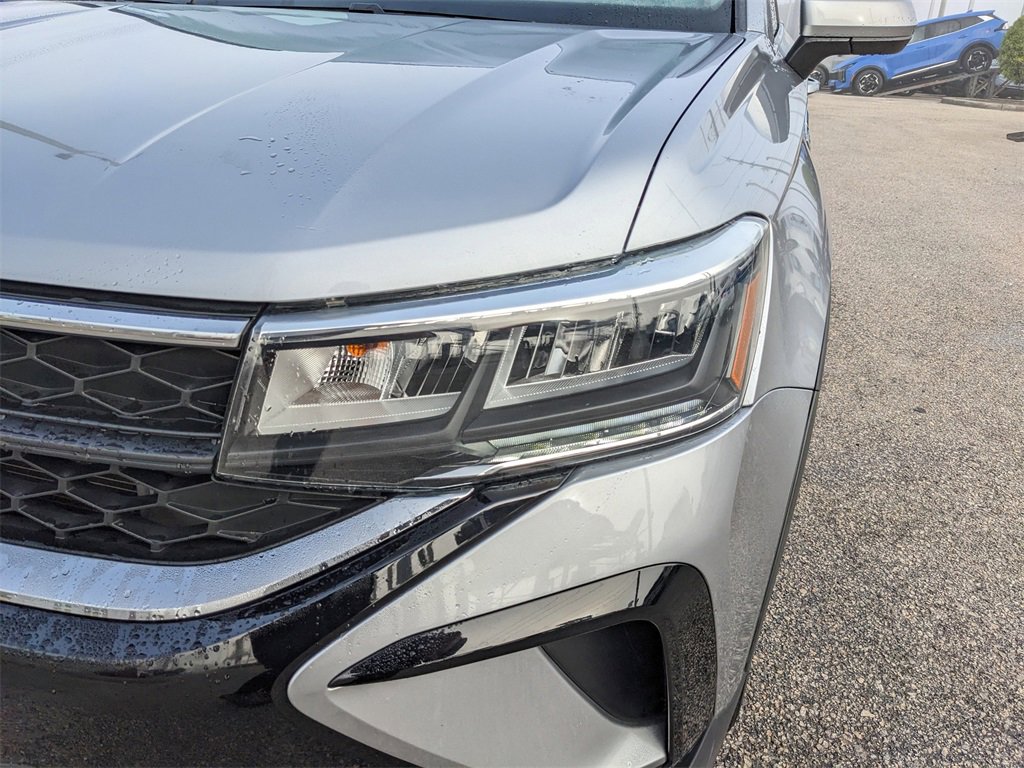 Certified 2023 Volkswagen Taos SE w/ Panoramic Sunroof Package image 12