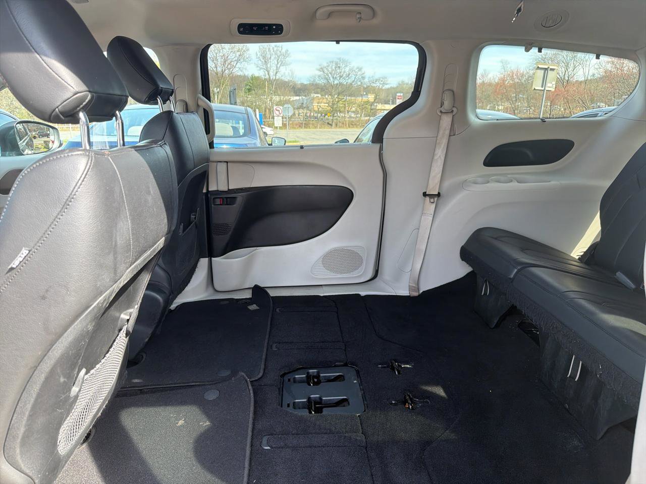 Used 2019 Chrysler Pacifica Touring-L FWD image 19