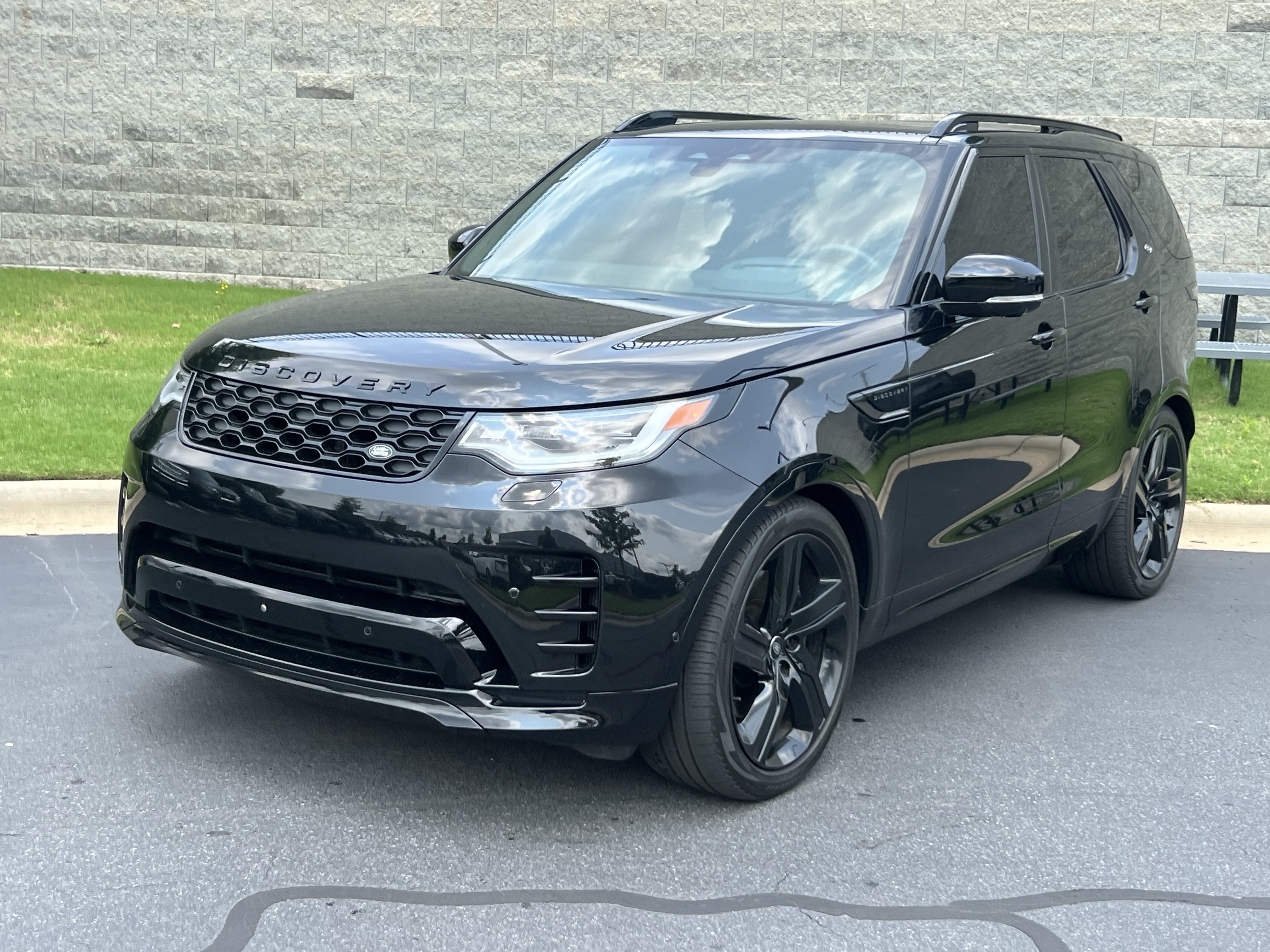 Used 2024 Land Rover Discovery Dynamic SE AWD/4WD image 1