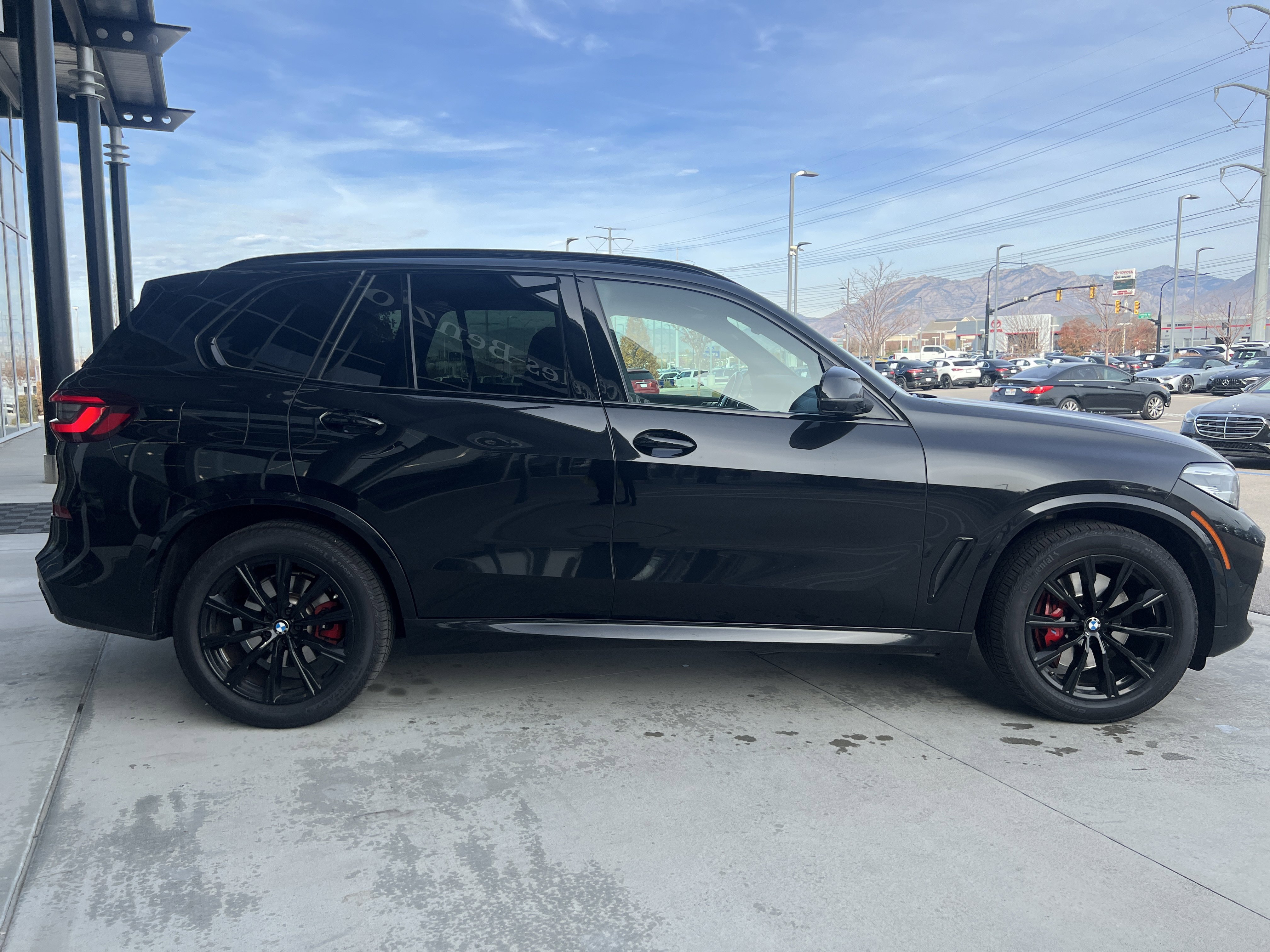 Used 2022 BMW X5 xDrive40i w/ M Sport Package image 4
