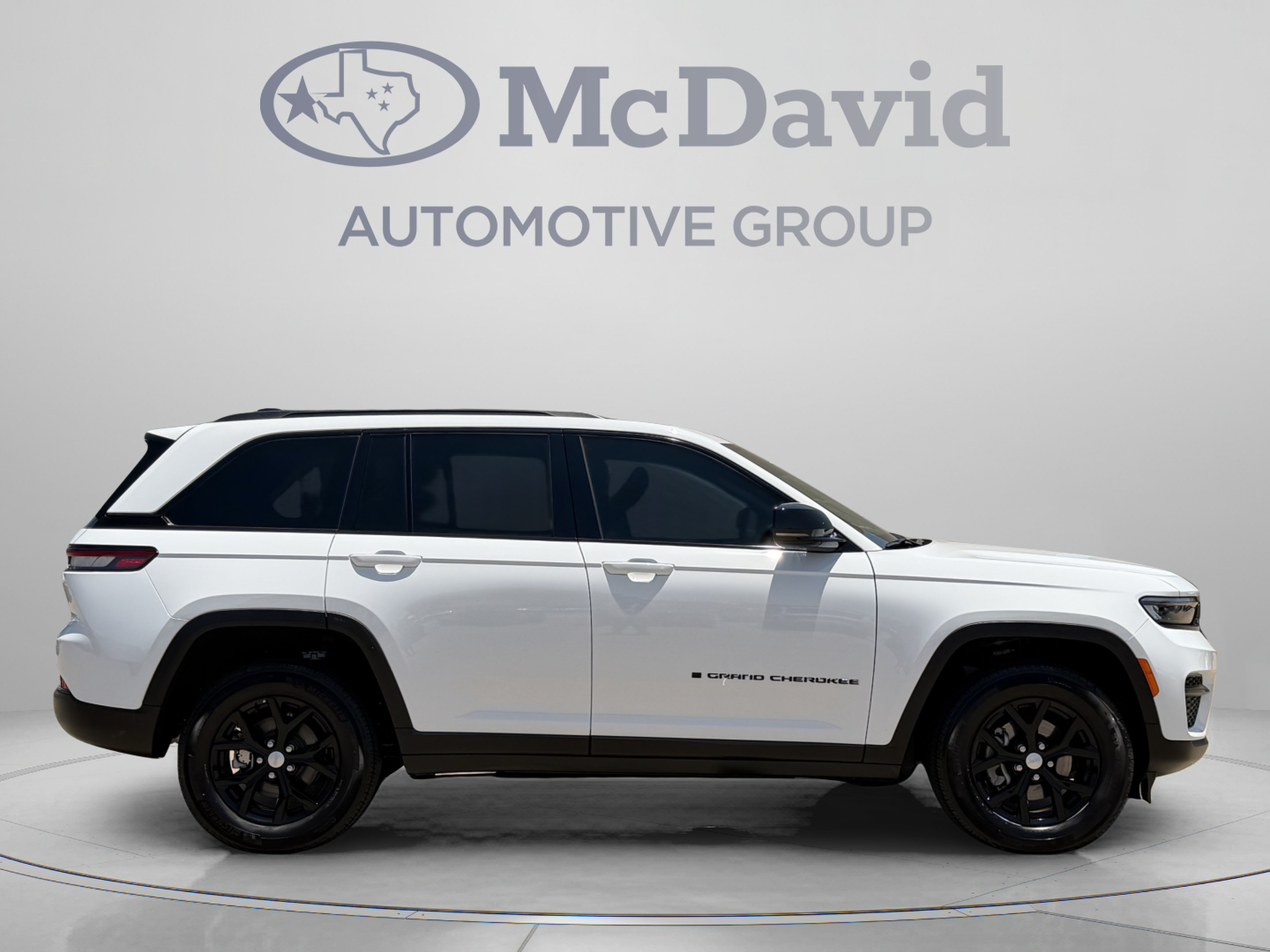 Used 2025 Jeep Grand Cherokee Altitude RWD image 8