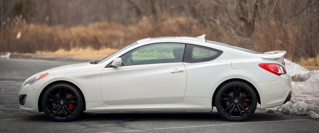 Used 2011 Hyundai Genesis 3.8 image 3