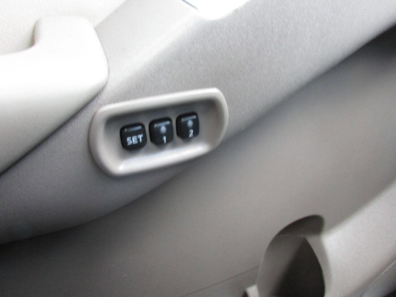 Used 2010 Nissan Pathfinder LE image 11