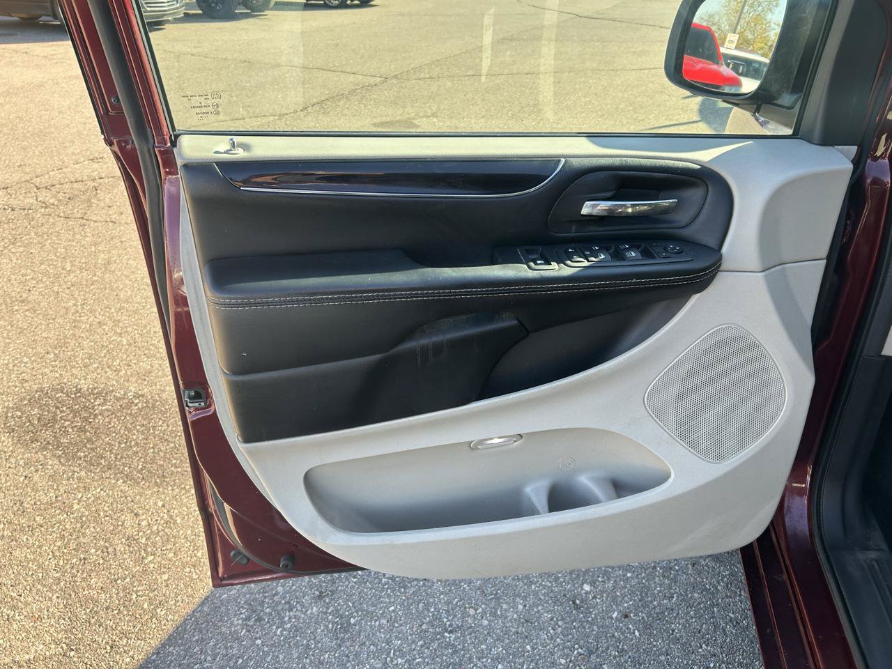 Used 2019 Dodge Grand Caravan SXT FWD image 14