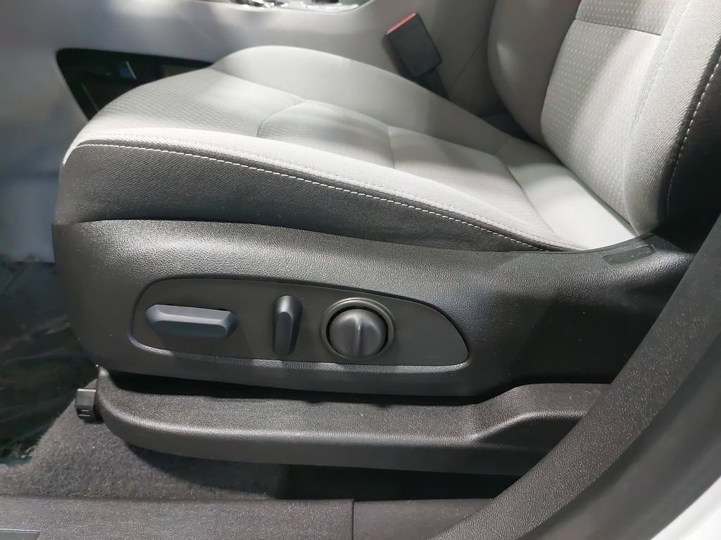 Used 2023 GMC Terrain SLE w/ Driver Convenience Package image 28