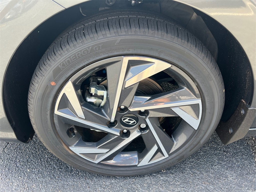 Used 2025 Hyundai Elantra Limited image 11