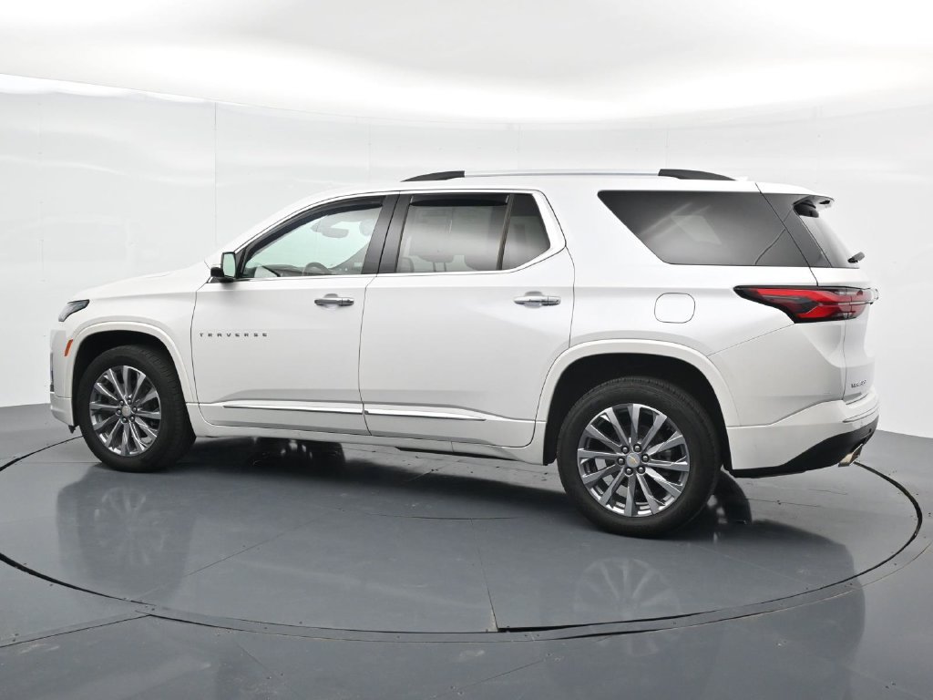 Used 2023 Chevrolet Traverse Premier FWD image 4