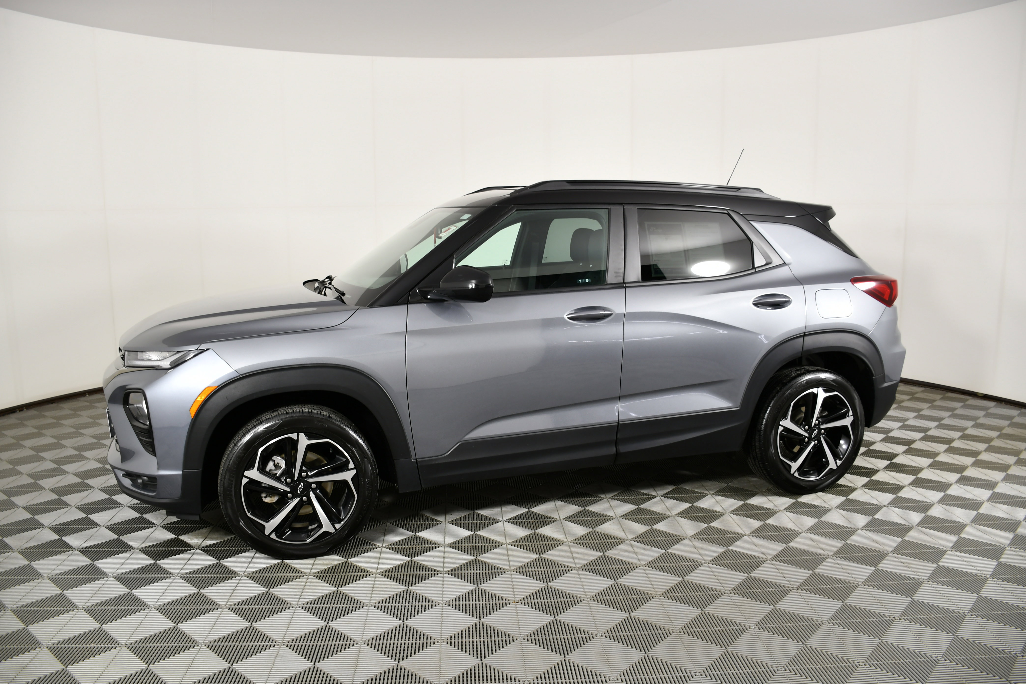 Used 2021 Chevrolet TrailBlazer RS w/ Sun and Liftgate Package image 9