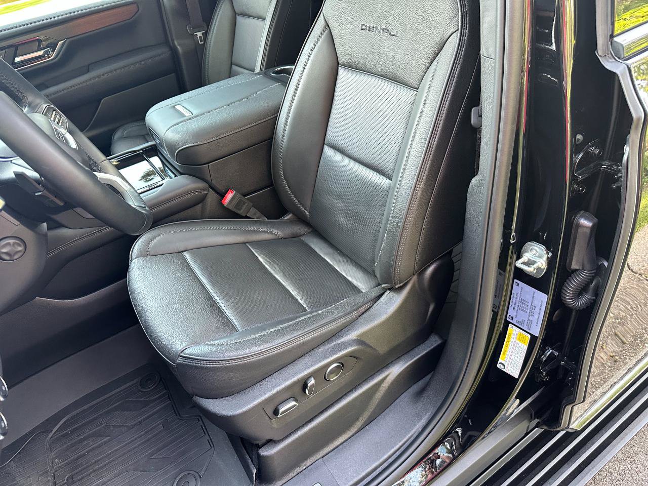 Used 2025 GMC Yukon Denali w/ Denali Reserve Package AWD/4WD image 13