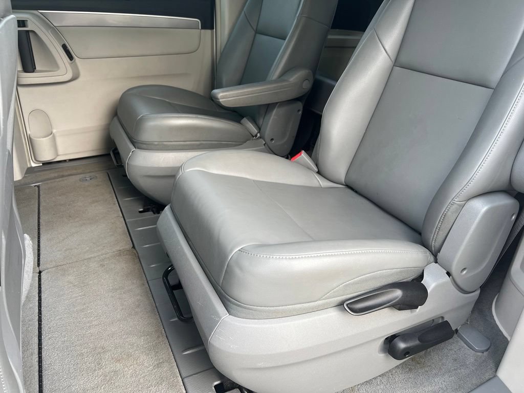 Used 2012 Volkswagen Routan SE FWD image 15