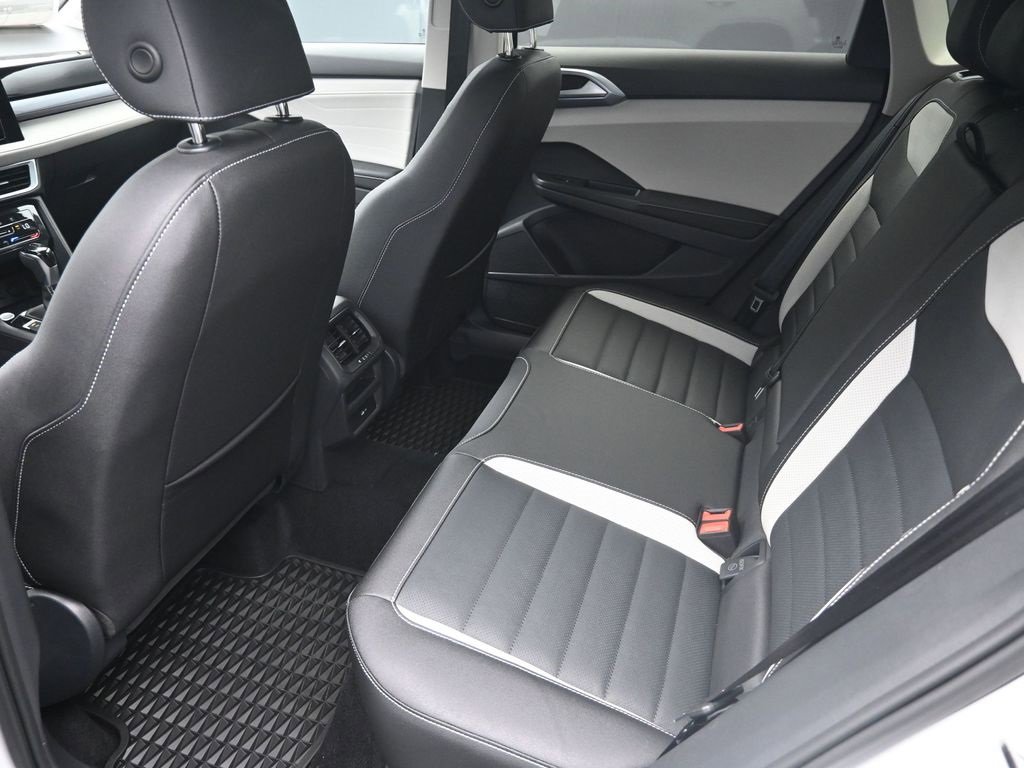 Used 2025 Volkswagen Taos SEL image 24