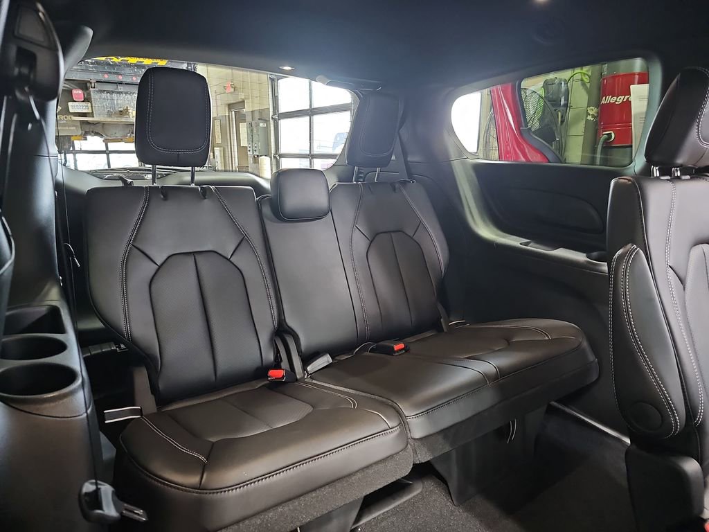 New 2026 Chrysler Pacifica Select image 12