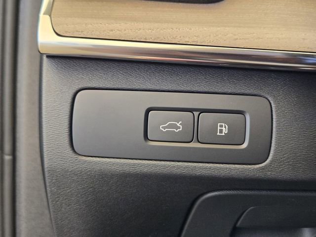 New 2025 Volvo XC90 T8 Core image 24