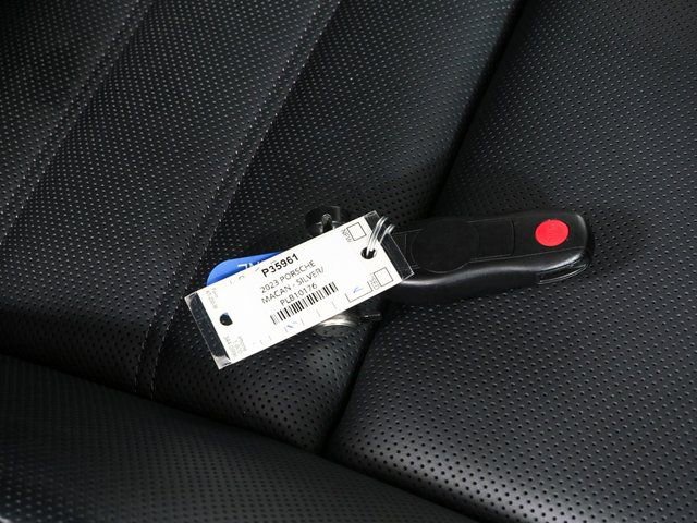 Certified 2023 Porsche Macan AWD image 39