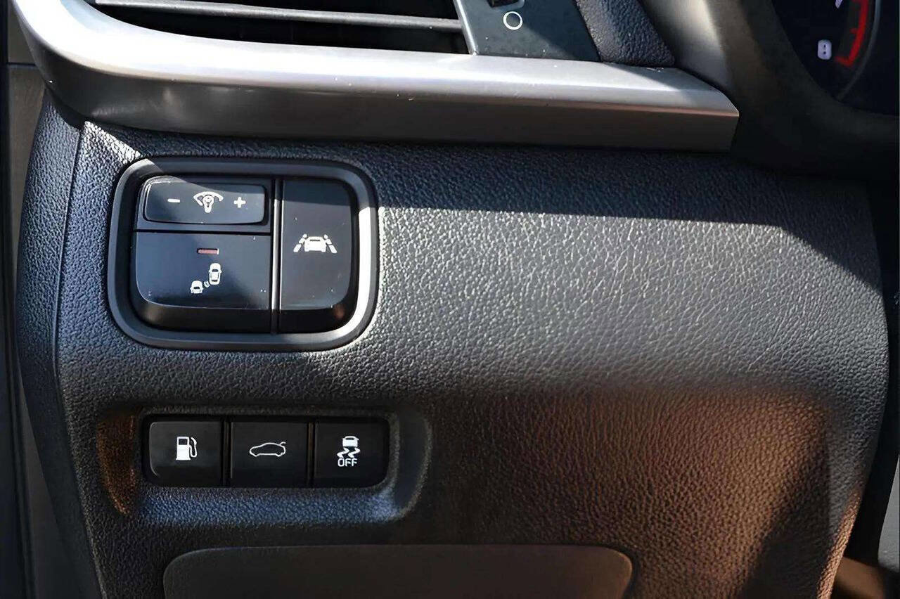 Used 2020 Kia Optima LX image 32