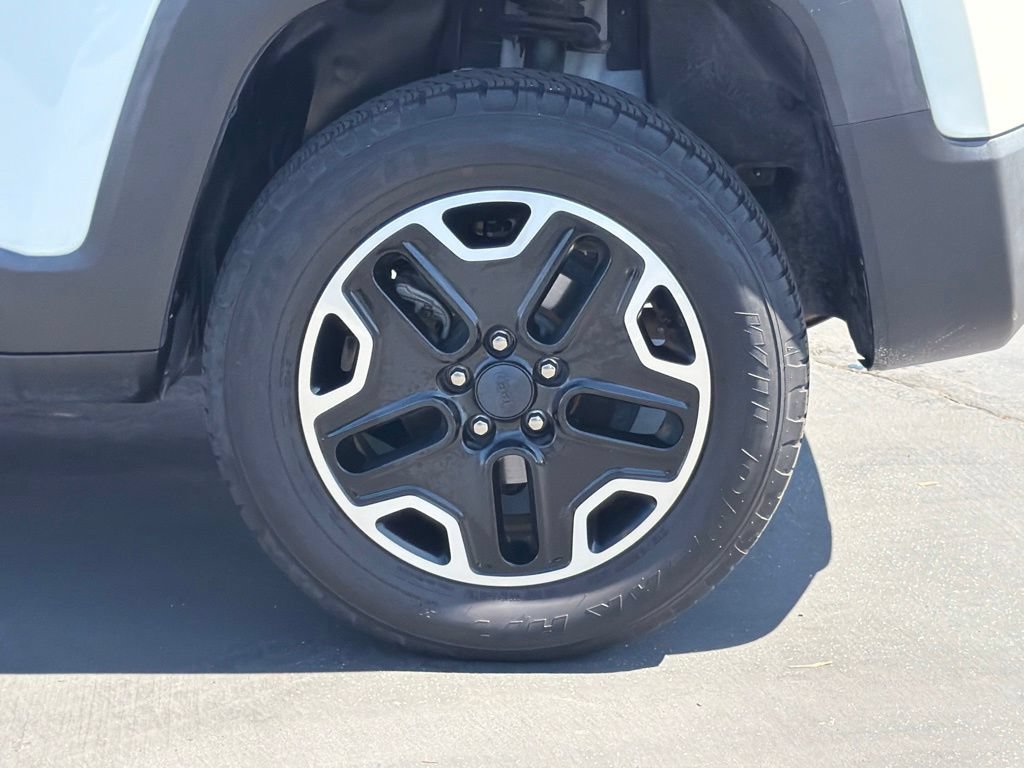 Used 2017 Jeep Renegade Trailhawk AWD/4WD image 17