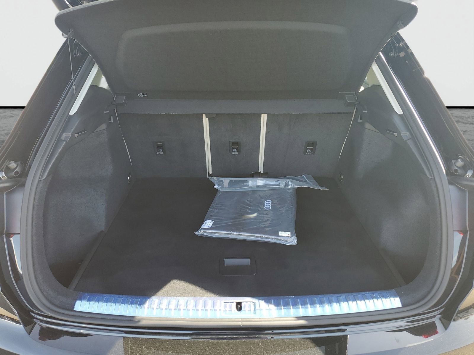 Used 2025 Audi Q3 2.0T Premium w/ Convenience Package image 9