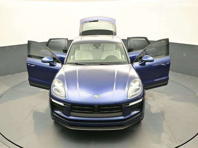 Certified 2025 Porsche Macan AWD/4WD image 32