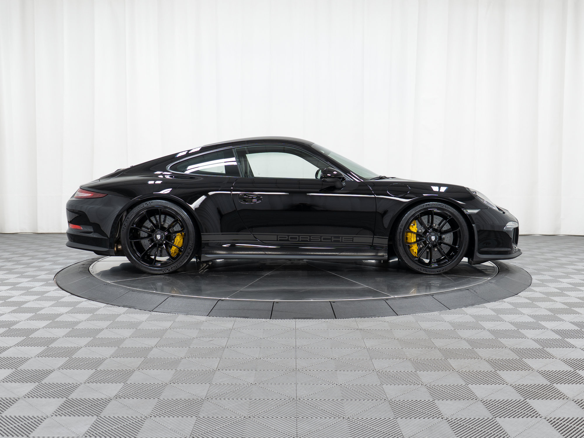 Used 2016 Porsche 911 R RWD image 8