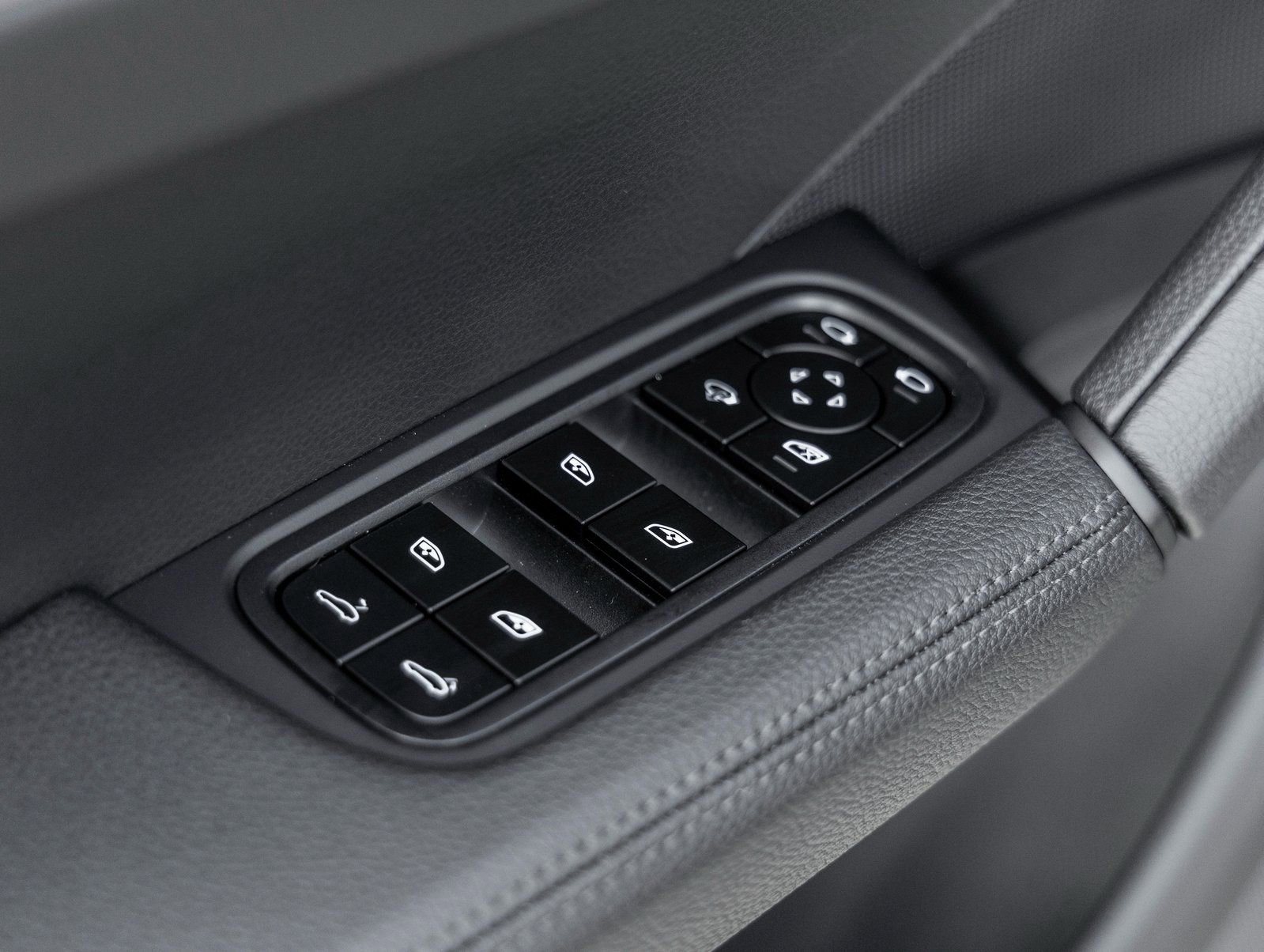 Certified 2025 Porsche Cayenne image 19