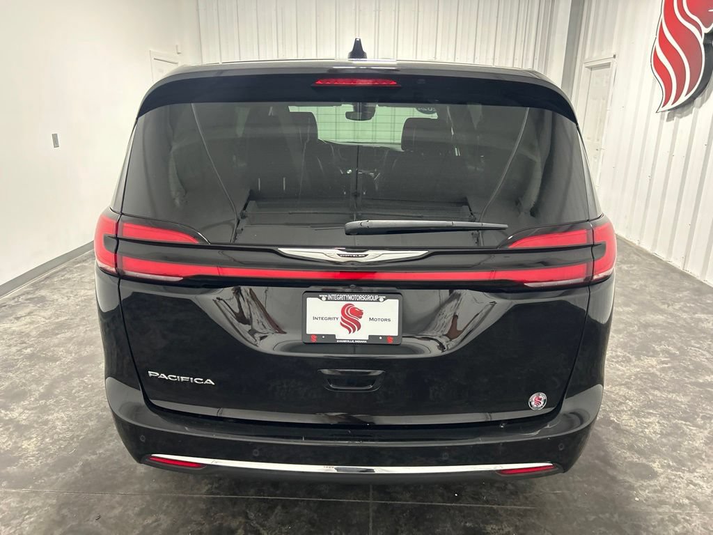 Used 2024 Chrysler Pacifica Touring-L FWD image 3