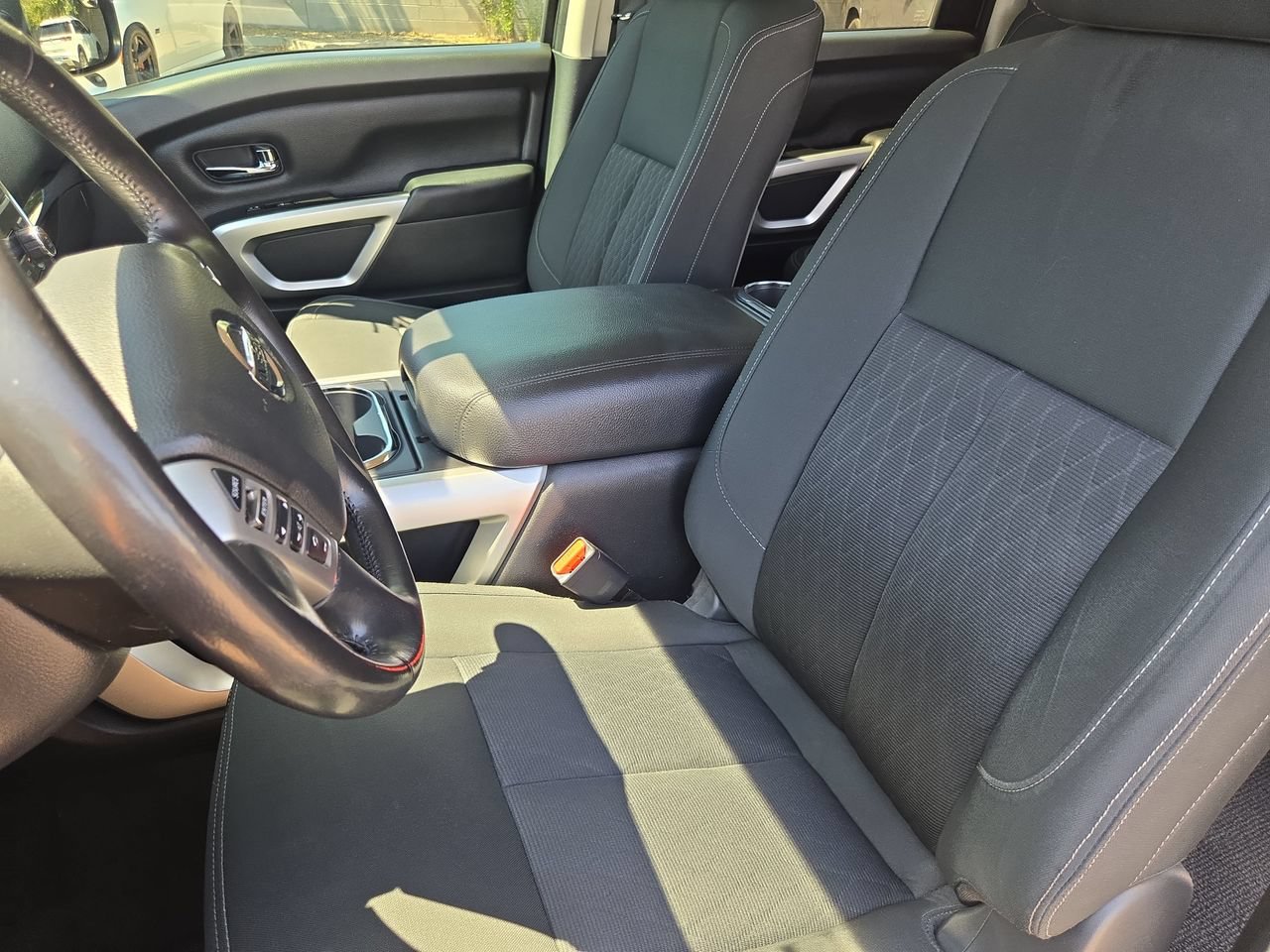 Used 2018 Nissan Titan SV w/ SV Convenience Package RWD image 18