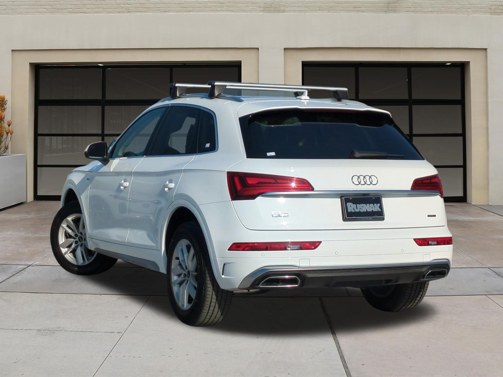Used 2023 Audi Q5 2.0T Premium w/ Convenience Package AWD/4WD image 2