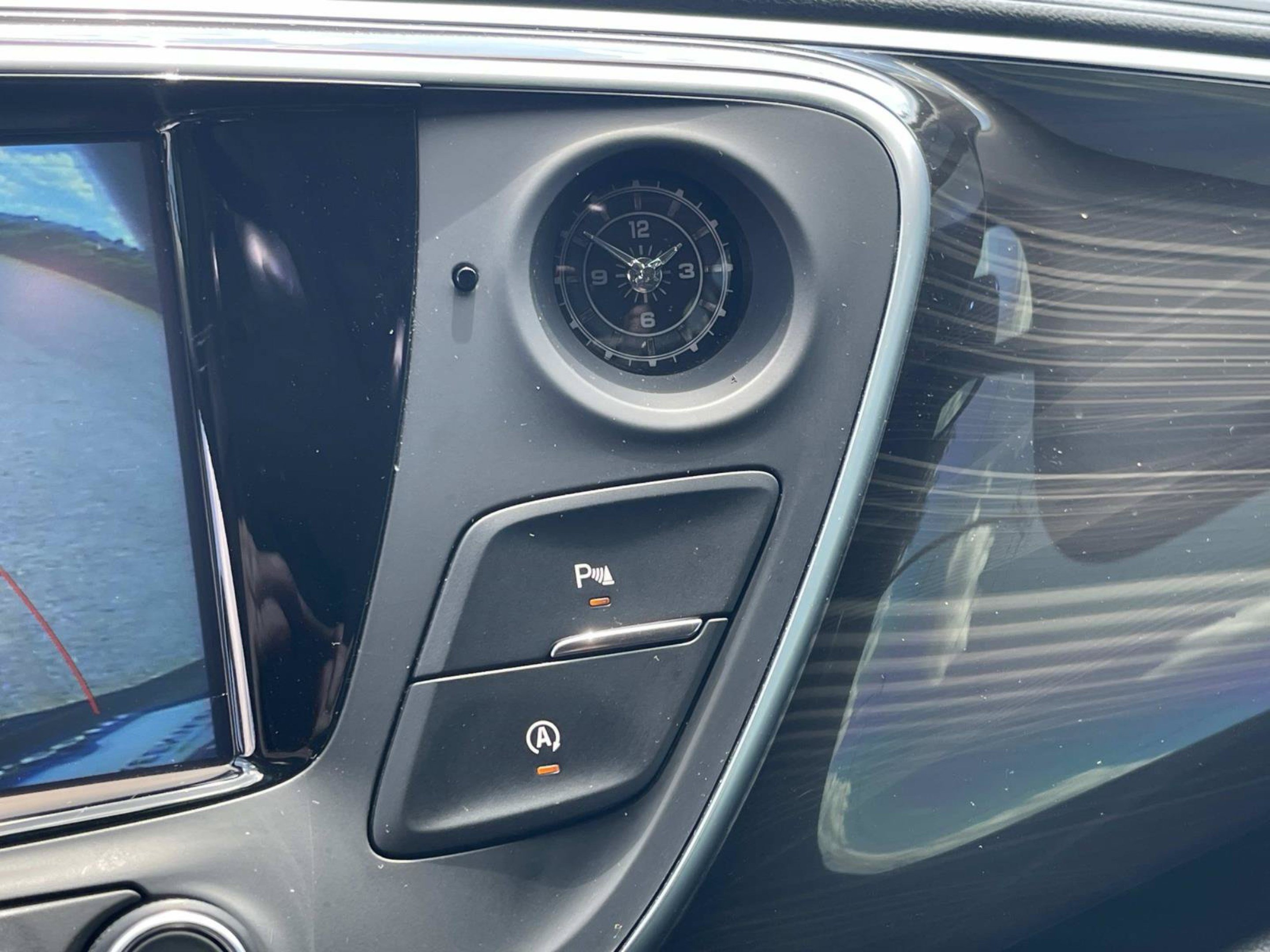 Used 2020 Buick Envision Essence FWD image 32