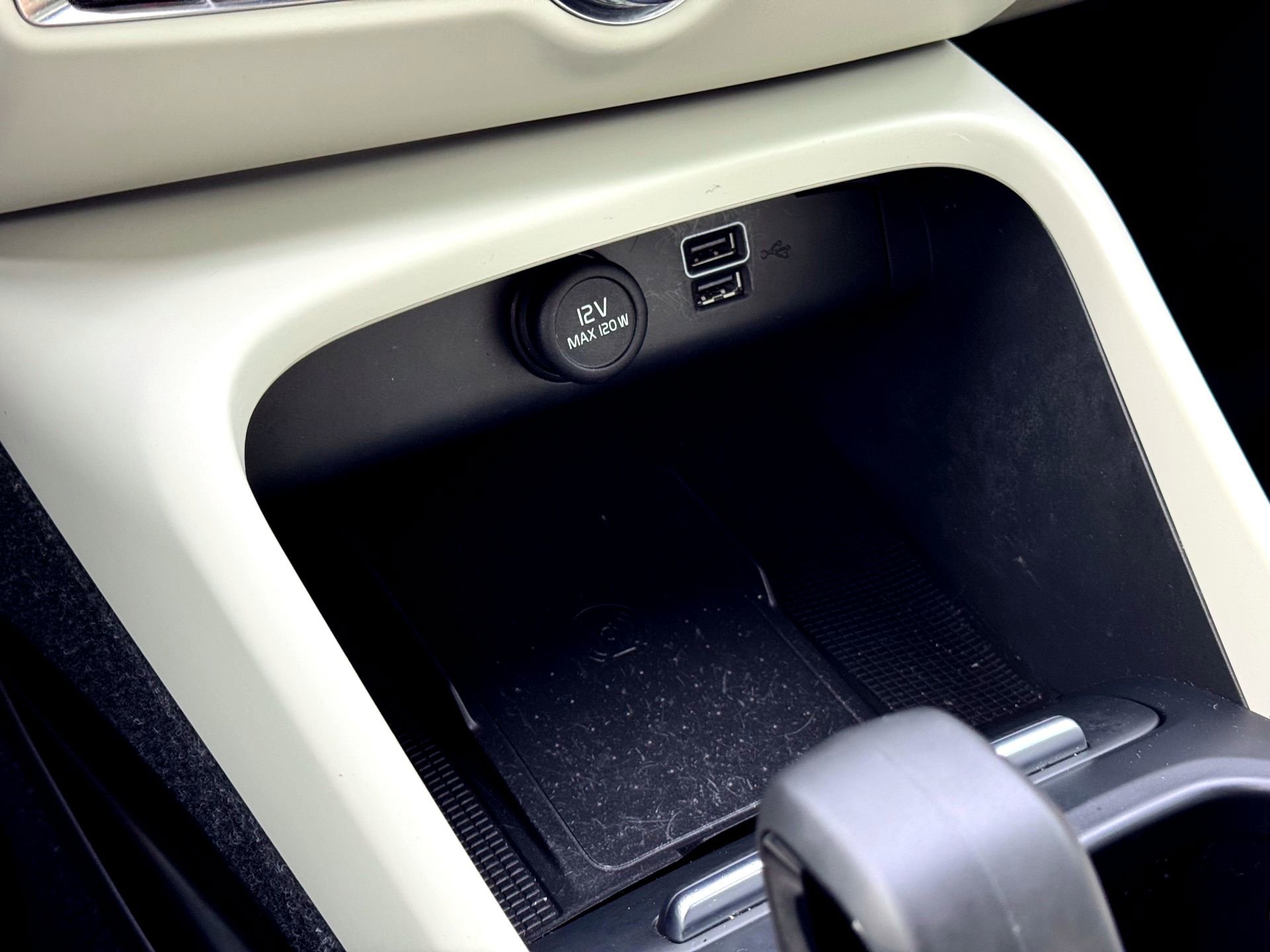 Used 2022 Volvo XC40 T5 Momentum w/ Premium Package image 26