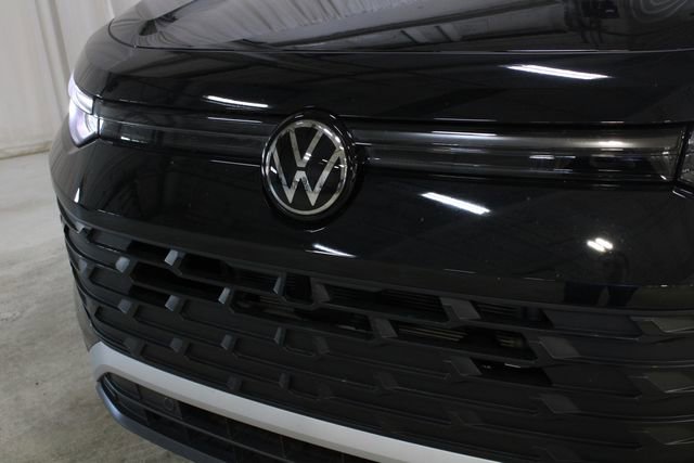 Used 2025 Volkswagen Tiguan SE FWD image 30