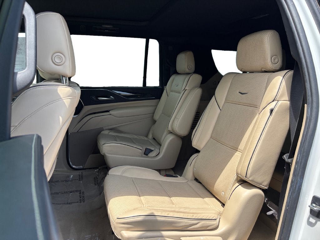 Certified 2023 Cadillac Escalade ESV Premium Luxury w/ Performance Package AWD/4WD image 16