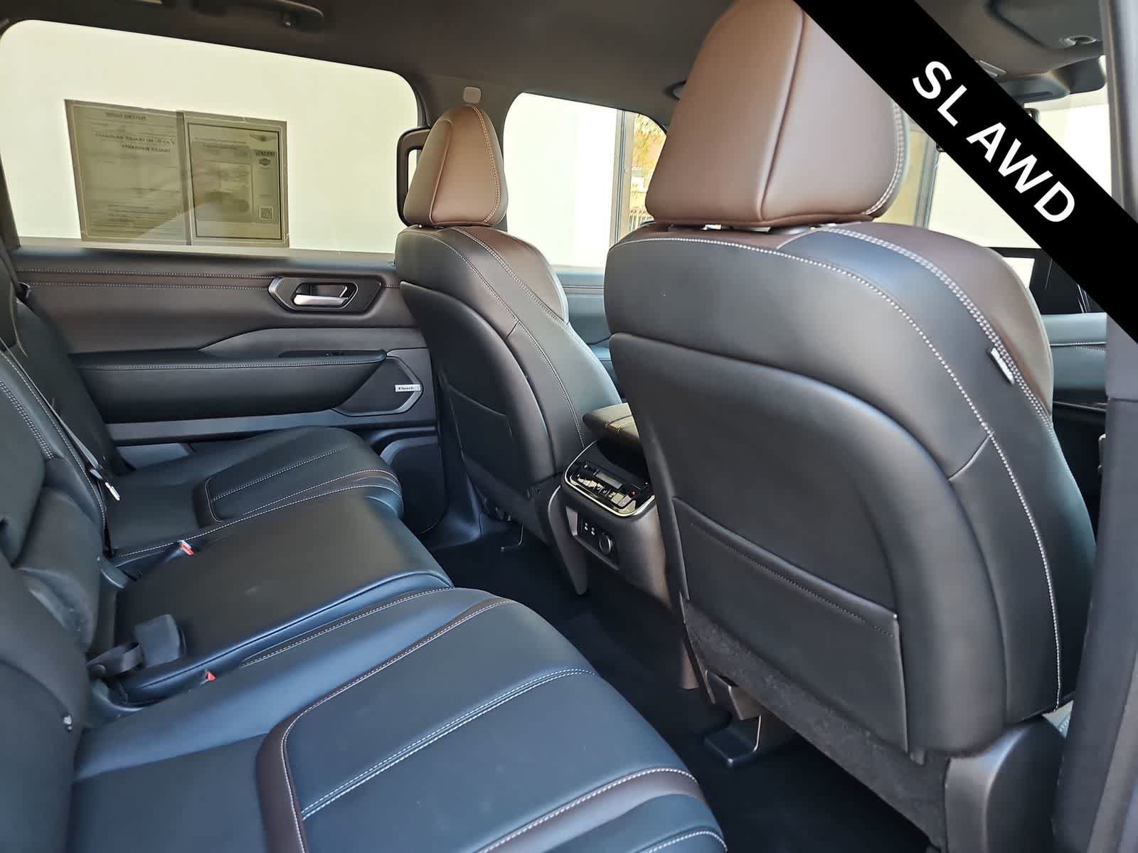 Used 2025 Nissan Armada SL AWD/4WD image 16