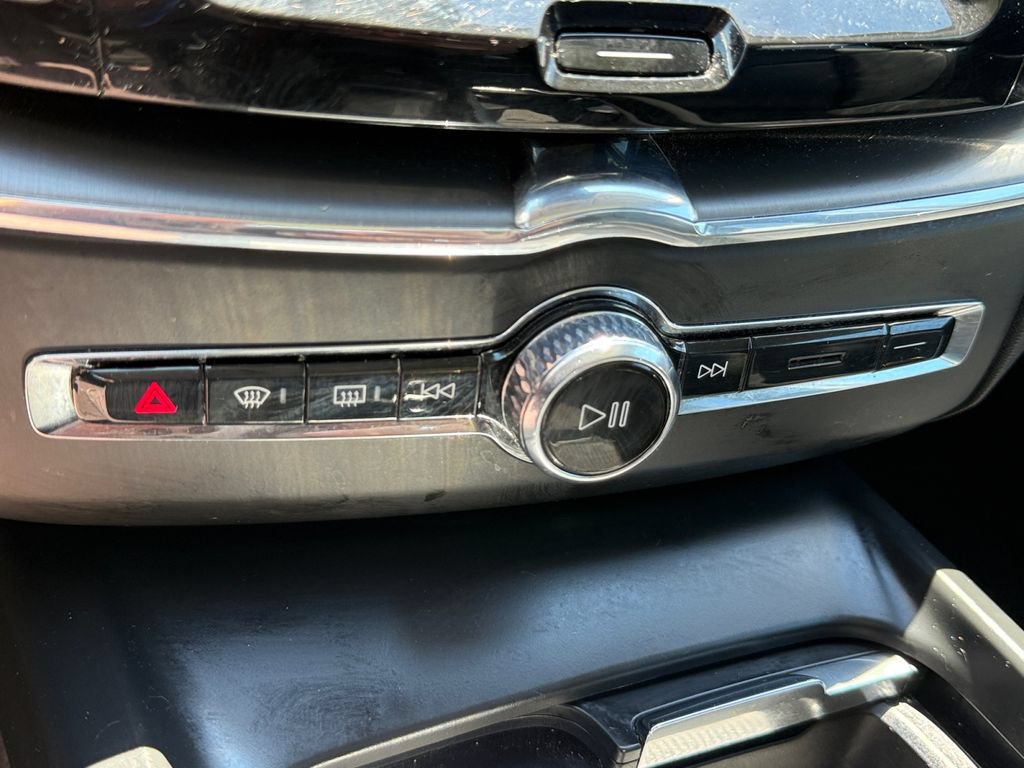 Used 2025 Volvo XC60 B5 Core AWD/4WD image 36