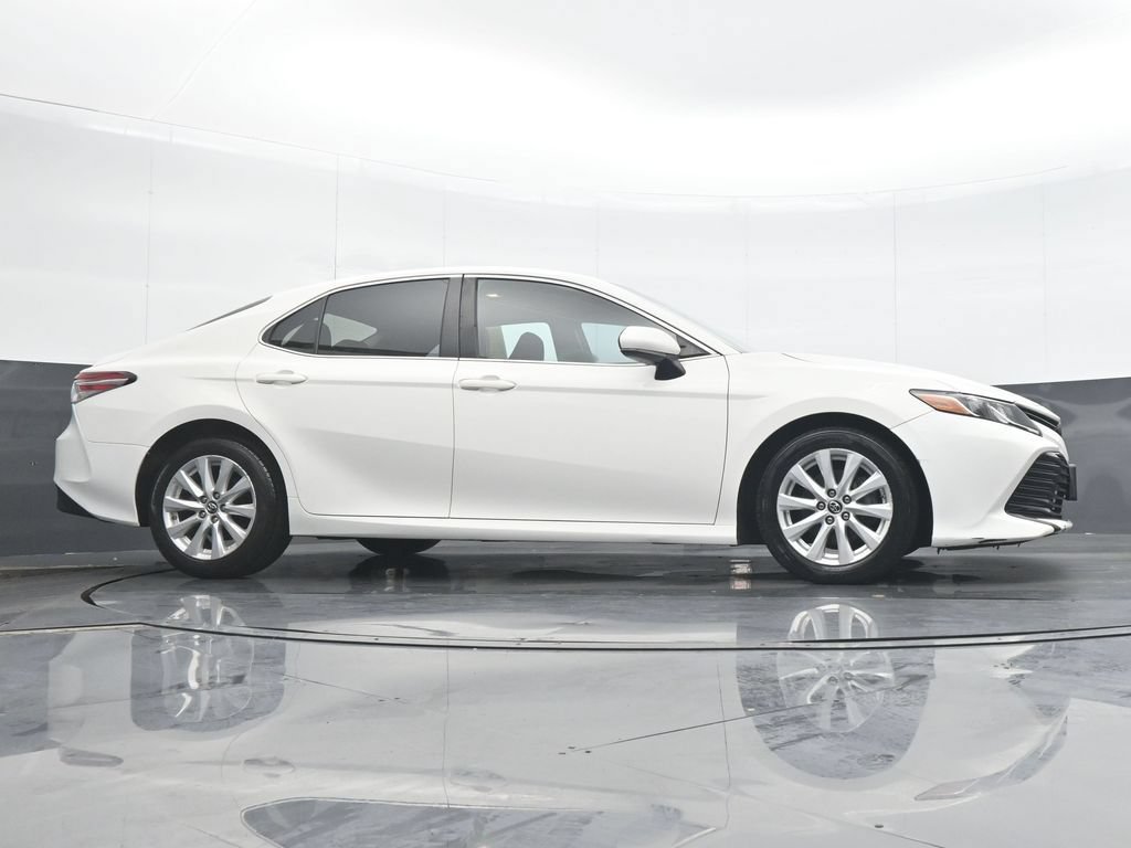 Used 2018 Toyota Camry LE FWD image 32