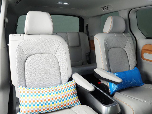 Used 2025 Volkswagen ID. Buzz 1st Edition image 4