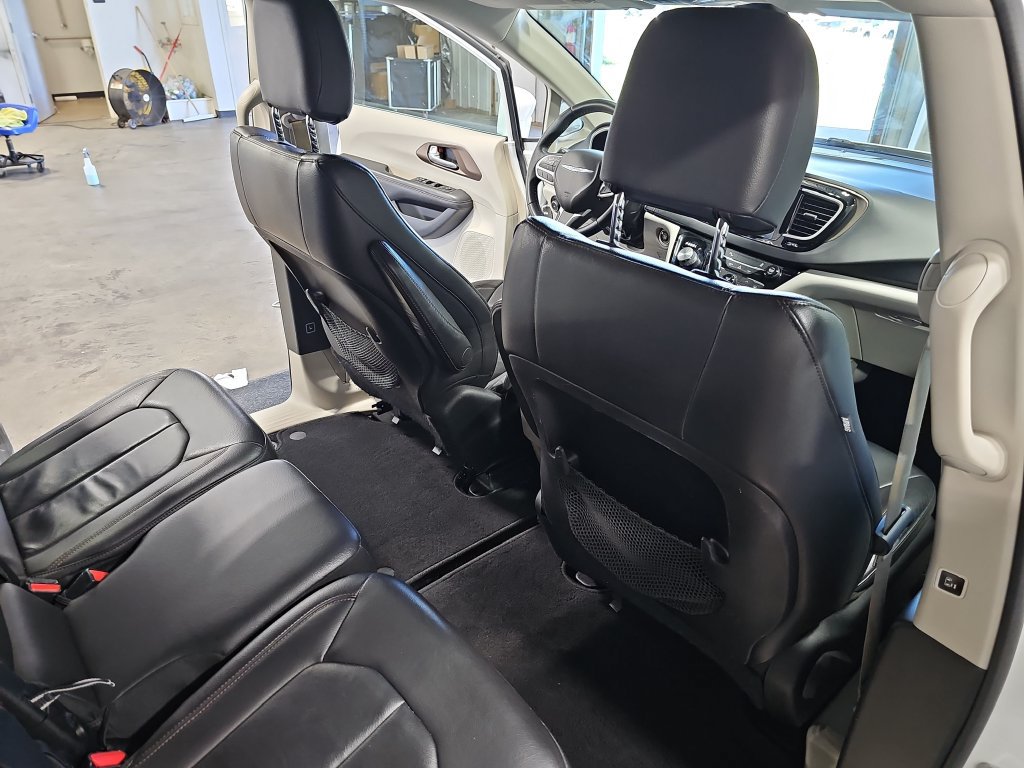 Used 2017 Chrysler Pacifica Touring-L w/ Tire & Wheel Group FWD image 11