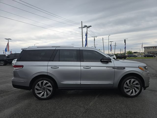 Used 2023 Lincoln Navigator Reserve AWD/4WD image 3