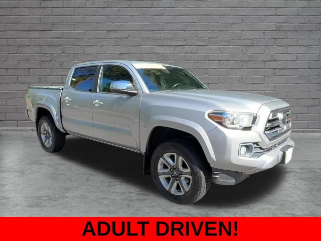 Used 2020 Toyota Tacoma SR5 AWD/4WD image 2