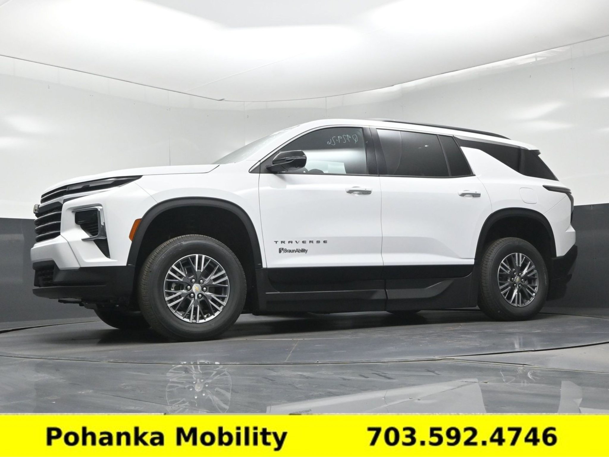 Used 2026 Chevrolet Traverse LT w/ Driver Confidence Package FWD image 19