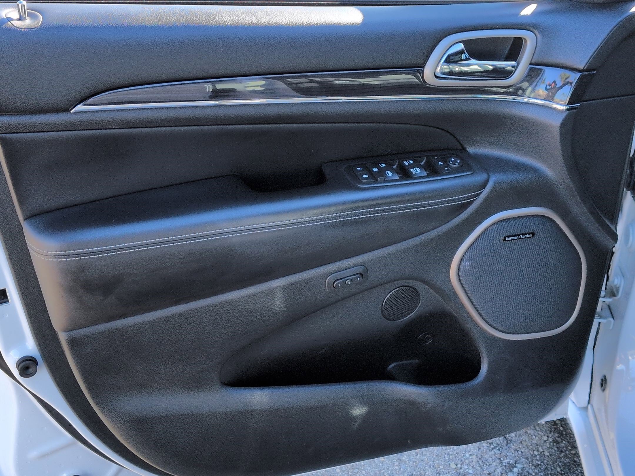 Used 2015 Jeep Grand Cherokee Overland image 14