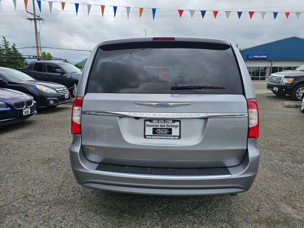 Used 2016 Chrysler Town & Country Touring image 6