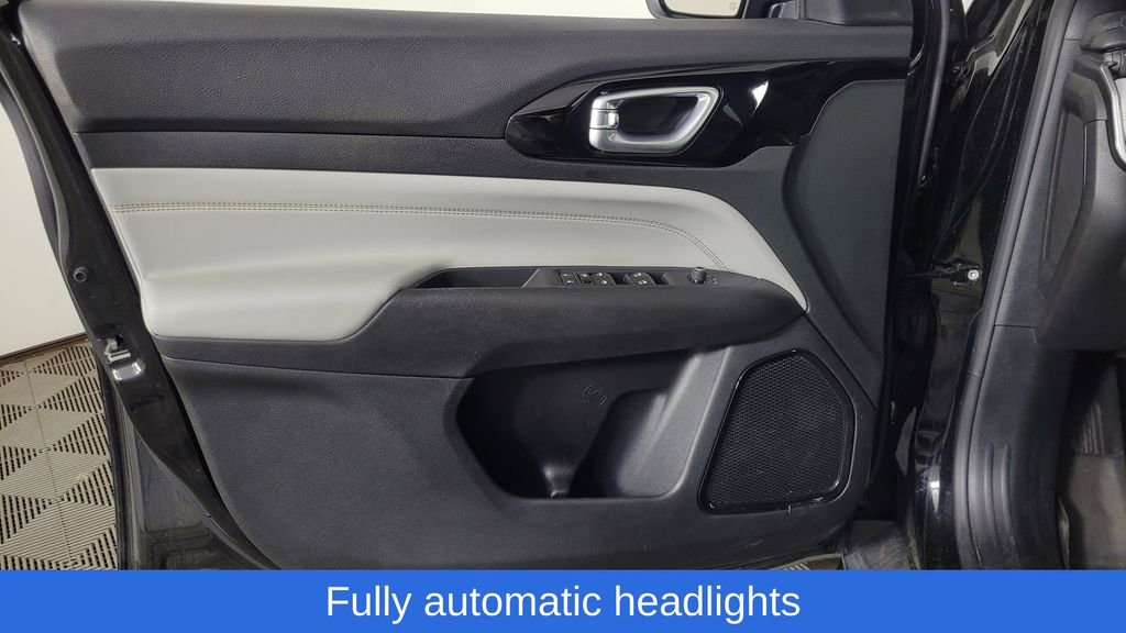 Used 2023 Jeep Compass Limited image 13